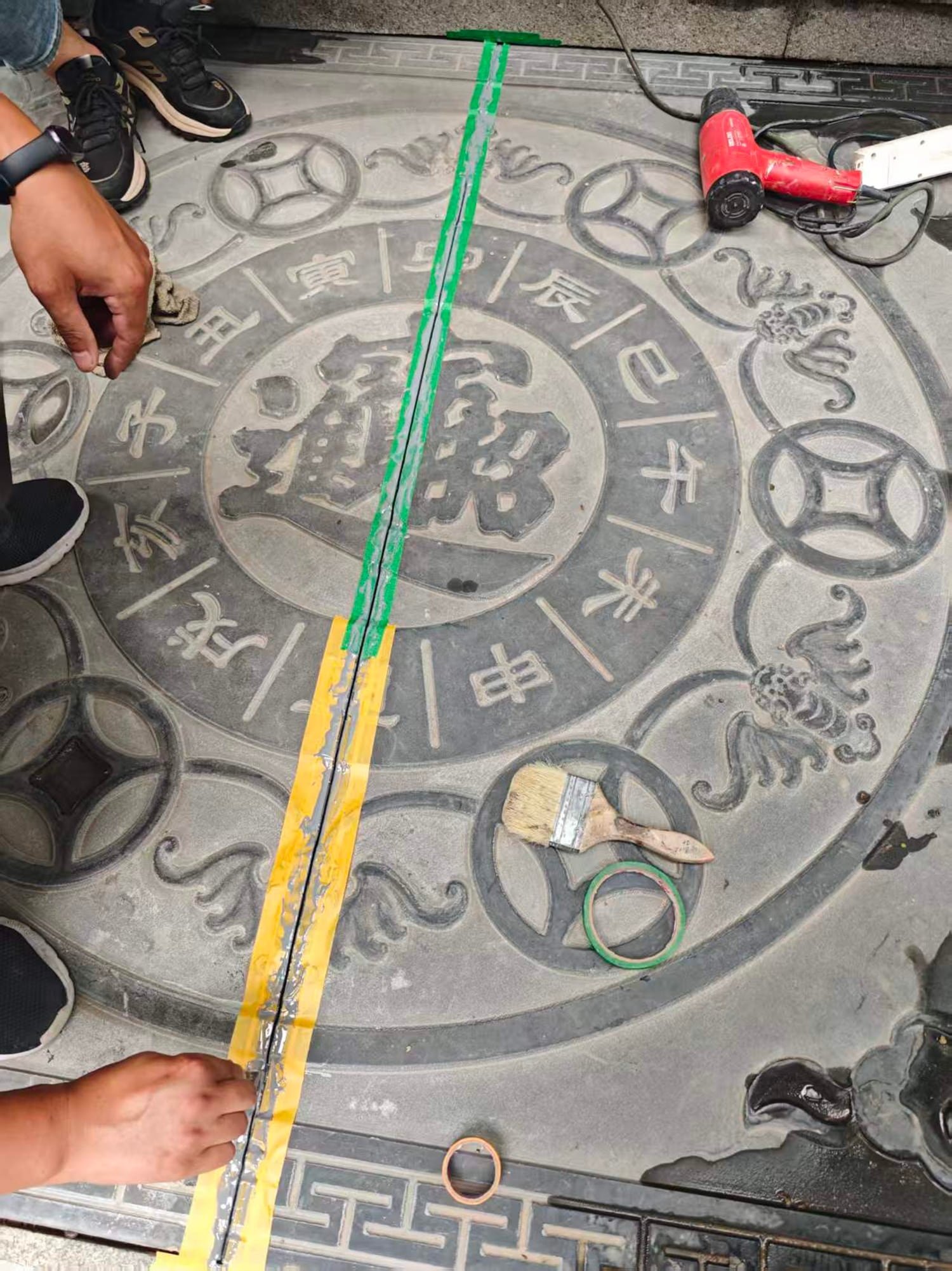 郑州中式庭院青石招财地雕贯通裂缝无痕修复案例｜恒新宫匠户外石雕加固翻新工艺