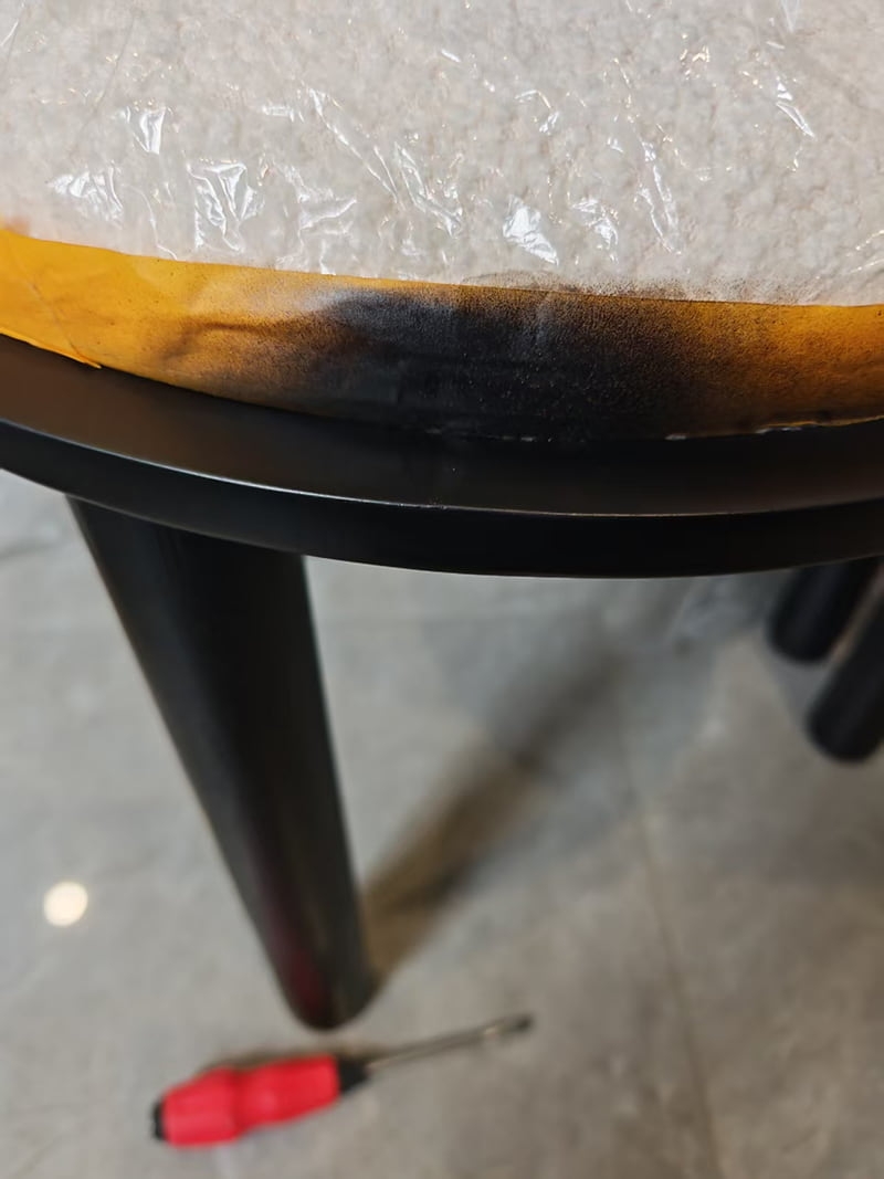 黑色实木圆凳边框裂缝无痕修复案例|郑州恒新宫匠家具美容施工实录(图2) 黑色实木圆凳边框裂缝无痕修复案例|郑州恒新宫匠家具美容施工实录(图2)