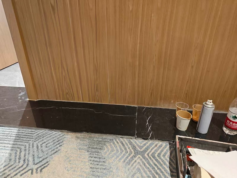 室内木饰面护墙板底部受潮发黑霉变修复案例(图2) 室内木饰面护墙板底部受潮发黑霉变修复案例(图2)