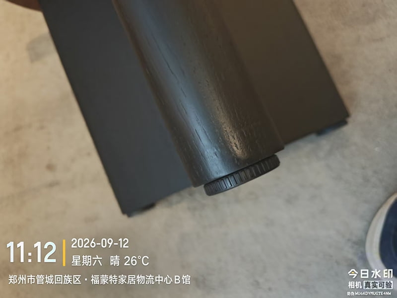 家具维修案例｜深色实木桌腿磕碰掉漆无痕修复(图2)