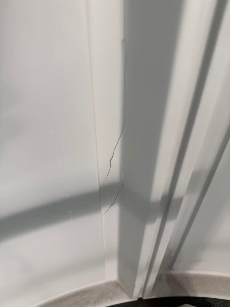 PU 弧形线条开裂修复|白色柜体孔洞磕碰无痕修补案例(图4) PU 弧形线条开裂修复|白色柜体孔洞磕碰无痕修补案例(图4)